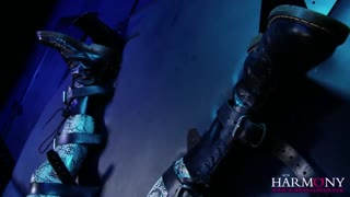 가슴 큰 도미나트릭스가 라텍스 광란에서 버드맨을 해머링