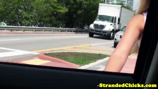 ബ്ലോണ്ട് ഹിച്ച്ഹൈക്കർ ഔട്ട്ഡോർ കാർ ആക്ഷനിൽ സ്റ്റിക്കി സർപ്രൈസ് കിട്ടുന്നു