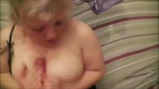 Roztoužená milf touží po spermatu s velkým facial finish. Její bujné prsa září!