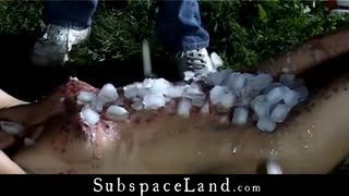 मुझ पर आइस क्यूब्स और हॉट वैक्स आज़माना चाहते हैं? मैं हार्डकोर स्लट हूँ