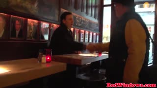 Rödlykts Eurobabe Onanerar Efter Sextid