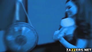 Yo, Jessy knuller ville jenter Bibi og Anissa hardt