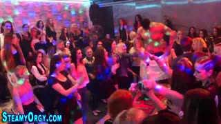 ٹین 18+ نئے لوگ حقیقی پارٹی میں وحشی منہ کی تفریح میں غوطہ لگاتے ہیں