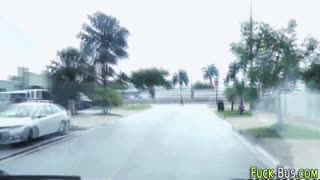 Sledujte skutečnou amatérku při nezapomenutelném cucání ve veřejném mezirasovém setkání