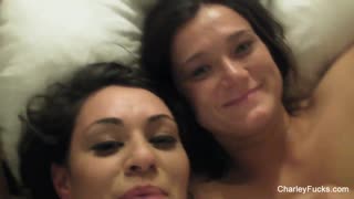 चार्ली चेस रॉ एमेच्योर थ्रीसम अॅक्शनमध्ये डाइव्ह करते