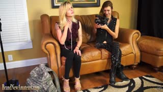 Όμορφη Ξανθιά Ερασιτέχνης Γδύνεται Γυμνή σε Casting Couch, Λέει Πούτσα και Κώλο Ενθουσιασμένα