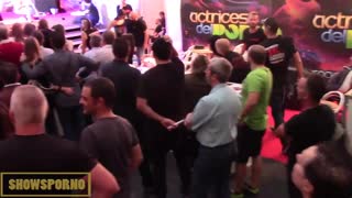 Wow! Zwykły facet z publiczności łączy się z gorącymi gwiazdami porno!