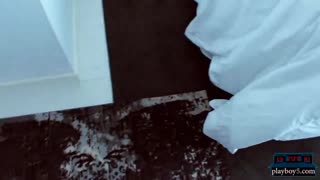 Amatorska para nastolatków zaprasza seksowną lesbijską przyjaciółkę na ekscytujący trójkąt w rzeczywistości