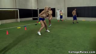 Babe pirang panas tampar karo kanca-kanca