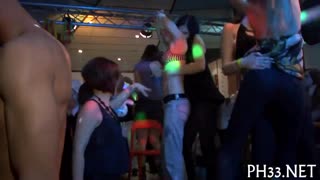 Yo, angalia video hizi za gangbang mkali na sluts moto! 🔥