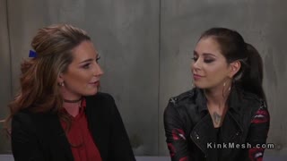 Lesbian njelajah dolanan jero karo dolanan dawa