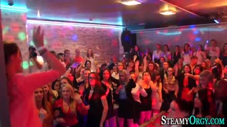 ہارنی اماترس گرم سیشن میں تیار ہاتھوں کے ساتھ وحشی ہو جاتے ہیں