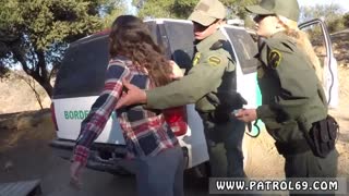 Pelacur tapel ing seragam gabung karo duo polisi kanggo threesome mentah