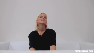 Blonde amateur baisée dur sur canapé blanc pendant casting