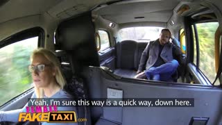 Eu Fodi o Cara Sortudo no Banco Traseiro do Táxi e Engoli o Gozo