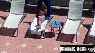 só relaxando com jasmine caro neste clipe quente do mofos com a garota do meu amigo