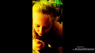 हाय, ही मोठ्या स्तनांची ब्लाँड ब्लोअर आणि हँडजॉब देण्यासाठी प्रेम करते