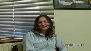 Estoy tan nerviosa viendo a británicos de 18+ en audiciones backstage