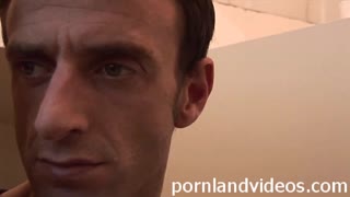 Вау, поверишь? Маленькая 18+ 18+ Kitty берет огромный член анально в общественном туалете?