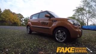 Apa jadi bila Blonde Geeky jumpa Babes Ebony di Sekolah Memandu Palsu?