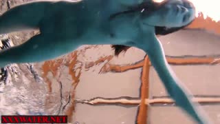 Blonde amateur anachunguza kina cha bwawa lenye kivuli