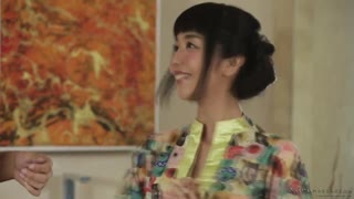 Japonya Nuru Masörü Marica Hase, Justin Hunt ile Kaygan Masajda İngilizce Mücadele Eder