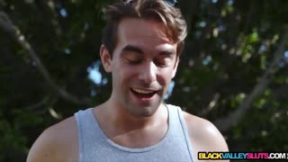 Intenso doggy interracial follándole el culo ebony junto a la piscina