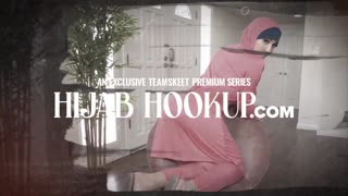 Lezbične najstnice 18+ 18+ se poglobijo v poletno trojko z igračami