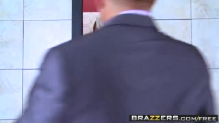 Brazzers: ngực lớn tại nơi làm – Bridgette B và Xander Corvus mắc kẹt thang máy