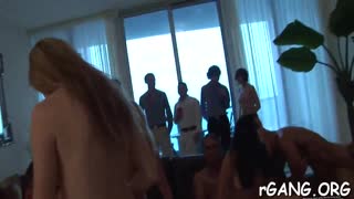 جنس جماعي مع ملائكة لطيفات يثير الرغبات المخفية في فيديو مثير