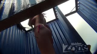 வொயூர் பெரிய மார்புகள் கடற்கரை குடிசையில் மாற்றத்தை பிடிக்கிறார்