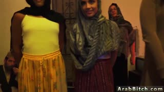 Арабский солдат встречает интенсивное действие в скрытом борделе!