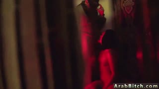 Soldado árabe encuentra acción intensa en burdel oculto