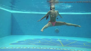 Fund mare sărind și sâni atârnând!