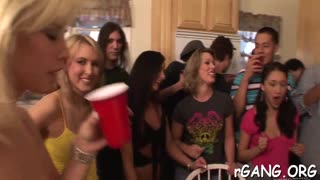 見てよ、このワイルドなグループセックスアクションが繰り広げられてる！純粋なハードコア狂乱だ