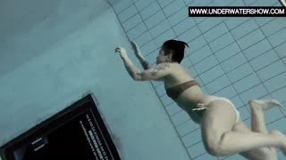 Sara Bombina mempamerkan lengkung besar dan daya tarikan kerdil 18+