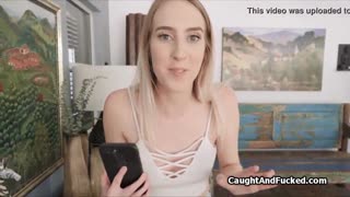 Sveti hudiča, punca sesa kurca med klepetom z fantom!