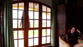 Shiary proždire Darminu dlakavu pičku u vrućem lezbijskom susretu