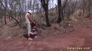 Tri prijatelji se podajo na safari trička, uživajo v ekstremnem medrasnem seksu, globokih oralnih in izlivih na obraz pod odprtim nebom