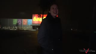 Ei, confira essa linda garota chupando pau em uma van