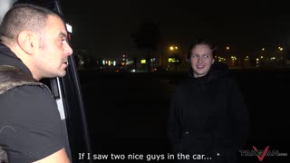 Hej, poglej to lepo punco, ki dela s kurcem v kombiju