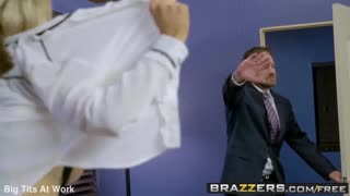 Hej, želiš videti Alix Lynx obvladati Dannyja D na delu?