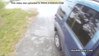 Uy, gusto mong makita ang perky blonde amateur na binabayaran para sa mainit na blowjob?