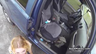 Hej, želiš videti to živahno blondinko amaterko, ki dobi plačilo za vroči oralni?