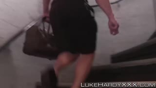 Wow, Curvy UK Babe Binibugbog Hard sa Wild Spitroast ni Luke Hardy!