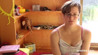 Amatőr Immie dörzsöli azt a természetes szőrös puncit nyersen!