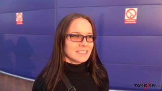 Recojo a esta zorra sucia con tetas naturales grandes, chupando su polla en el asiento trasero de la furgoneta y chorro en su coño depilado