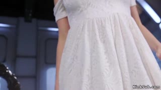 Křivá blondýna s velkými prsy se oddává intenzivnímu potěšení, jezdí na mocném stroji pro ultimátní uspokojení