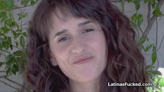 Jestem tak podniecona, oglądając moją latynoską dziewczynę rockującą domową taśmą seksu