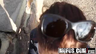 Эй, глянь! Катарину трахают на публике - MOFOS 🔥